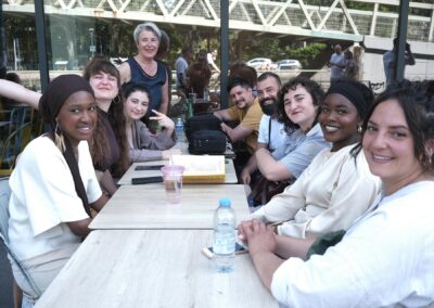 Photo de groupe des participantes à l'atelier et du personnel de La Ruche